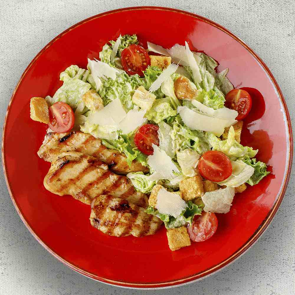 Salată Caesar cu fileu de pui